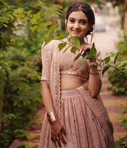 NiMa Creations Salwar Kameez en Crêpe de Soie Naturelle Brodé Rose, Tenue Traditionnelle Indienne pour Mariage, Longueur Genou pour Filles, Séchage Rapide - Product Image 3