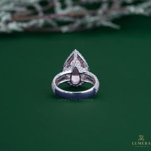 แหวนหมั้นเพชรทรงลูกแพร์สีชมพูแฟนซีสำหรับผู้หญิงจาก Lumera ประดับเพชรข้างสี D ได้รับการรับรองจาก IGI สไตล์โรแมนติก - Product Image 4