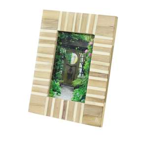 Cadre photo mural vertical en bois rayé, élégant, écologique, durable et moderne - Product Image 1