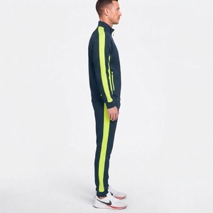 Conjunto Deportivo Informal de Invierno para Hombre, Chaqueta con Capucha Azul Marino y Detalles en Verde Neón, Pantalones con Cordón Ajustable, Corte Regular - Product Image 3