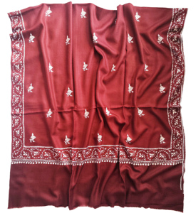 Diseño de bordado floral, diseños kashmiríes, accesorio tradicional de invierno, chales Suzani kashmiríes hechos a mano por Benedetto, cachemira pura. - Product Image 1