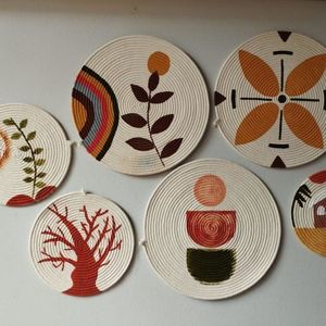 Set de table rond fait main de style bohème avec motif de feuilles vertes et accents orange, design en tissage naturel - Product Image 2