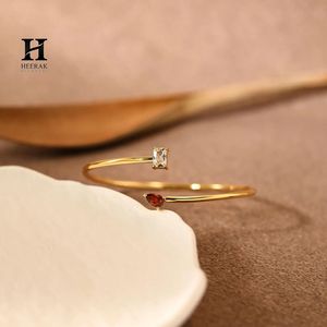 Bracelet ouvert Toi et Moi en or 14 carats avec deux pierres, émeraude et diamant taille poire - Product Image 6