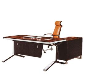 Escritorio de oficina ejecutivo moderno con acabado de madera, patas de marco de metal y silla ergonómica de cuero con respaldo alto - Product Image 1