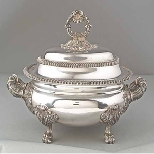 Sopera vintage de oro rosa ornamentada con motivos audaces de hojas de acanto y tapa decorativa, disponible a precios de mayorista. - Product Image 3