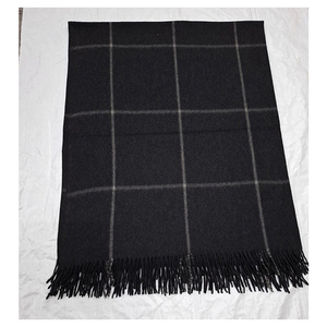 ผ้าห่มแถบบางสีดำสีขาวสำหรับใช้ในฤดูหนาววัสดุที่อบอุ่นและอ่อนนุ่ม - Product Image 3