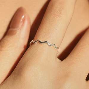 นาฬิกาข้อมือฮอลล์มาร์ค ซิลเวอร์ สเตอร์ลิง ไลน์ เวฟริงสำหรับผู้หญิง - Product Image 1