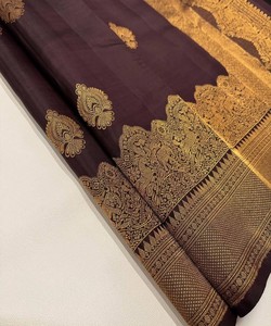 Sari de Seda Marrón Oscuro con Borde Bordado en Oro, Traje Tradicional Indio para Bodas, para Mujer - Product Image 4
