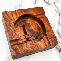 Cenicero de Cigarros Cuadrado Portátil Clásico Hecho a Mano en Madera de Nogal con Grabado de Logotipo Personalizado, Accesorios de Madera Premium para Salón, Diseño Único