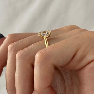 Anillo de Compromiso con Diamantes Cultivados en Laboratorio de 2 Quilates, Corte Ovalado, E VVS2, Diseño de Loto con Halo Oculto, Oro Amarillo de 14k, Certificado IGI - Product Image 3