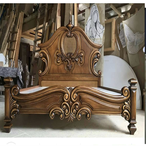 Cama king size grandiosa y ornamentada con tapicería crema capitoné y detalles victorianos en madera oscura. Disponible a precios de mayorista. - Product Image 2