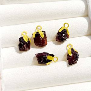 Pendentif en grenat brut plaqué or, pierre de naissance naturelle de janvier, breloque en pierre précieuse, fourniture de bijoux faits à la main pour collier et boucles d'oreilles - Product Image 6