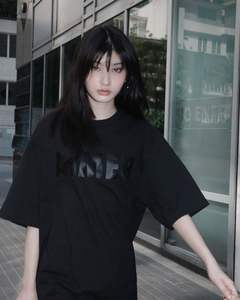 เสื้อยืดคอกลมแขนสั้นทรงหลวมผ้าคอตตอนผสมสแปนเด็กซ์ลำลองสำหรับผู้ชาย พิมพ์ลายด้านหน้า ดีไซน์กราฟิก ผลิตในเวียดนามโดย FMF - Product Image 4