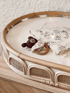 Cambiador portátil para bebés, tejido con ratán natural, con cojín de seguridad. - Product Image 2