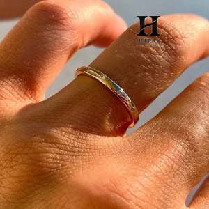 Anillo de Boda Minimalista con Diamantes Cultivados en Laboratorio de Corte Redondo, Banda de Oro Amarillo de 14K de 2mm, Anillo de Eternidad Apilable para Mujer - Product Image 5