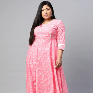 ชุดเดรส Anarkali ผ้าฝ้ายสีชมพูลายดอกไม้ ขายส่ง ไซส์ใหญ่สำหรับผู้หญิง คอวี แขนสามส่วน ทรงหลวม สวมใส่สบาย เหมาะสำหรับโอกาสฤดูร้อน - Product Image 1