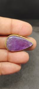 Colgante de latón ranurado con cristal de amatista 100% natural al por mayor, lote de macramé de alta calidad con ranura de apatita para accesorios de moda - Product Image 2