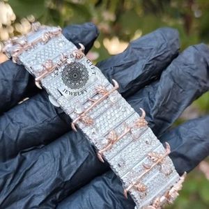 Reloj de Cuarzo Cuadrado con Pedrería para Mujer, Regalo Espléndido, Esfera Analógica con Números Romanos, Cristal de Zafiro, Cierre de Mariposa - Product Image 3