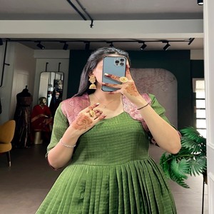 Vestido de Fiesta Étnico VASTRA COTTAGE Zari con Tejido de Hilo, Forro de Seda y Costuras de Lona para Mujer - Product Image 2