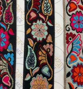 Encaje Rapiyar premium con diseño elegante y acabado fino para decoración de prendas. - Product Image 2