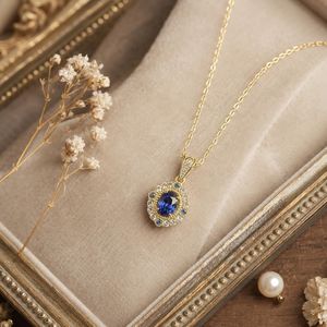 จี้รูปวงรีประดับเพชรซิคอนสีน้ำเงินแซฟไฟร์ ตัวเรือนทอง 14K ชุบทองคำขาว ดีไซน์วินเทจ พร้อมกรอบเพชรรอบๆ เหมาะสำหรับเป็นของขวัญสำหรับเธอในโอกาสหมั้นหมาย - Product Image 5