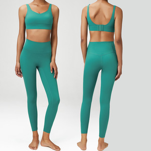 Ensemble de sport pour femmes de haute qualité, respirant, imprimé léopard, soutien-gorge de sport push-up et leggings de course, avec logo sur le devant - Product Image 2