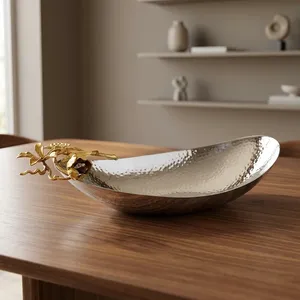Plat de service décoratif en métal argenté et doré en forme de bateau papillon, centre de table pour fruits et collations - Product Image 4
