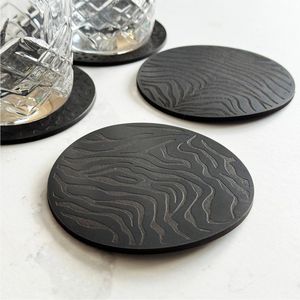 Ensemble de sous-verres de style nordique en similicuir noir, tapis de table ronds décoratifs à texture bois pour verres à whisky et tasses à café - Product Image 1