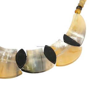 Collier pendentif en corne fait main, écologique, tendance moderne, style bohème chic, accessoire léger et durable, design unisexe, objet de collection artistique - Product Image 4