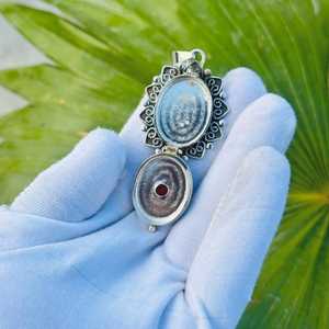 Pendentif élégant en grenat avec compartiment secret, argent sterling 925, fait main, oxydé, bijoux bohèmes - Product Image 3