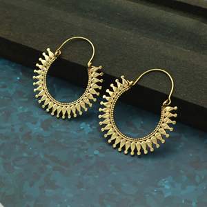 Boucles d'oreilles créoles pyramidales plaquées or, style vintage, bijoux fantaisie en alliage pour femme, pièce maîtresse de soirée - Product Image 1