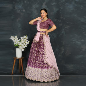 ชุดเลเฮนกาโชลีผ้าไหมบานาราซี พร้อมงานปักลายซารีหนักแน่น ประดับขอบด้วยงานปักอย่างสวยงาม เหมาะสำหรับงานแต่งงาน งานเลี้ยง และงานเฉลิมฉลอง ชุดกระโปรงดีไซเนอร์ - Product Image 1