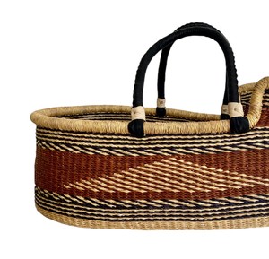 Panier à langer en jonc de mer géométrique marron de style bohème, accompagné d'un panier à langer pour enfant en rotin et de poignées noires - Product Image 3