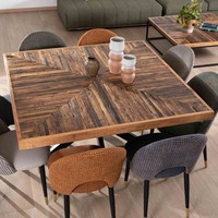 Table à manger carrée Vandana Ivory Field 140 cm, finition acacia chevron avec pieds en métal noir croisés