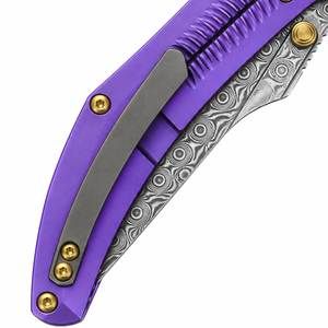 Navajas de bolsillo plegables con hoja curva de patrón Damasco plateado, mango morado, agarre texturizado y tornillos con detalles dorados para uso general - Product Image 6
