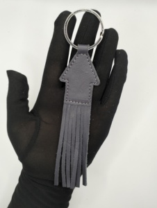 Porte-clés personnalisés en forme de maison de haute qualité, pendentif en cuir durable, cadeau en gros avec franges et finition en cuir véritable - Product Image 5