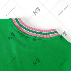 Sweat-shirt vert personnalisé Alpha Kappa Alpha avec bordure rose en polaire, col rond, pour les membres de la sororité universitaire. - Product Image 6