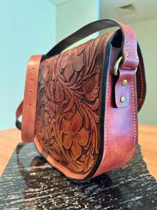 Bolso Bandolera Vintage de Cuero Genuino 100% Marrón con Diseño Floral Tallado a Mano, Forma de Media Luna - Product Image 3