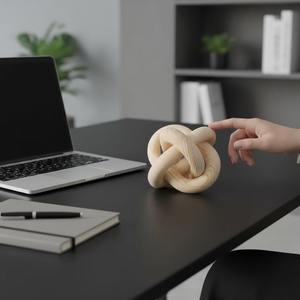 Decoración Minimalista para el Hogar, Estilo Boho Rústico, Cadena de Madera de Roble de 2 Eslabones, Hecha a Mano con Nudos Tallados - Product Image 1