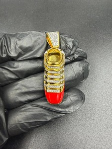 Colgante de zapatilla deportiva chapado en plata 925 roja con detalles de diamantes, estilo hip-hop, joyería unisex. - Product Image 5