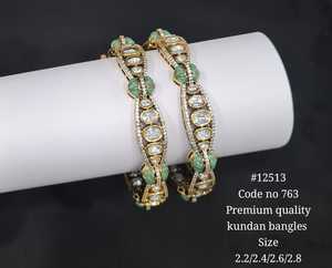 Bracelet Kundan ovale en pierre époxy verte, plaqué Mehandi, bijoux indiens pour mariage et fêtes. - Product Image 3