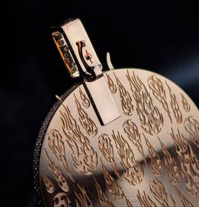 Colgante con diseño de círculo de llamas y figuras humanas 3D, estilo Hip Hop, para hombre, con incrustaciones de moissanita certificada, en plata bañada en rodio - Product Image 1