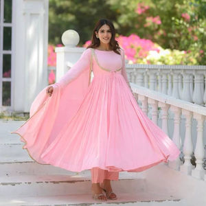 Traje Kurta/Kurti de seda sintética Georgette Vichitra NC de diseño moderno para mujer de Ramdev Trading, de secado rápido, corte regular, ideal para fiestas. - Product Image 1