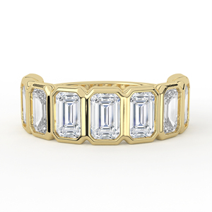 Bague en or jaune massif avec diamant de laboratoire taille émeraude, sertie de cinq pierres en sertissage complet, style capsule architecturale, bijou de bagues empilables - Product Image 1
