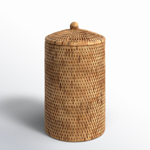 Panier à linge rond en rotin ajouré avec deux poignées en forme de boucle et un bord en bambou massif, disponible à prix de gros. - Product Image 4