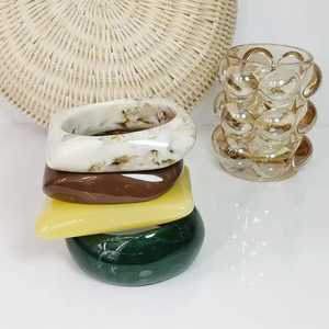 Bracelets en résine noire de qualité supérieure, audacieux et tendance, bijoux artisanaux colorés, vente en gros, créatifs pour femmes, pour les soirées - Product Image 5