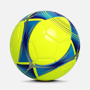 Ballon de football CORE FIELD jaune et noir, durable, design classique à panneaux, écologique, léger, pour l'entraînement des enfants et des adultes - Product Image 4