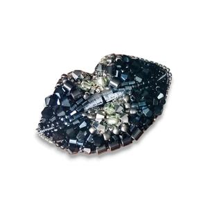 เข็มกลัดรูปปากสีม่วงพร้อมคริสตัลสีม่วงและเข็มกลัดแฟชั่นประดับลูกปัดด้วยลวดพัน - Product Image 1