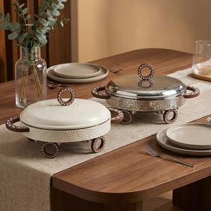 Plat à chafing en argent martelé le plus vendu avec base décorative en forme de roue et poignées à motifs pour service de traiteur de luxe - Product Image 2