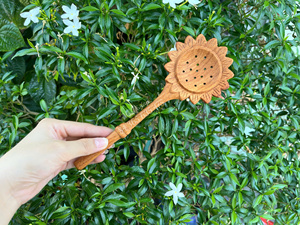 Vente directe usine : Cuillère-filtre à thé en bois de tournesol, faite à la main en bois rouge, pour thé en vrac, motif fleur, Vietnam - Product Image 6